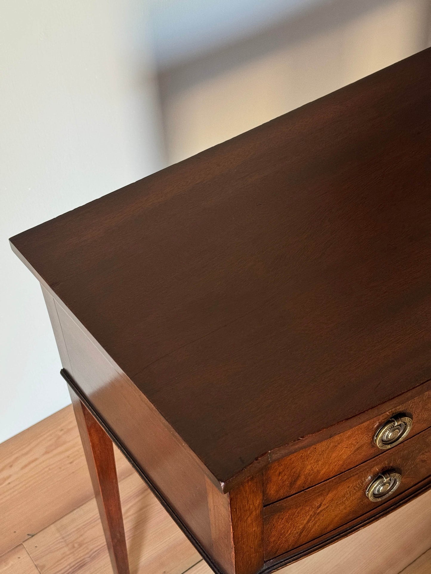 Edwardian mahogany bow-fronted lamp table