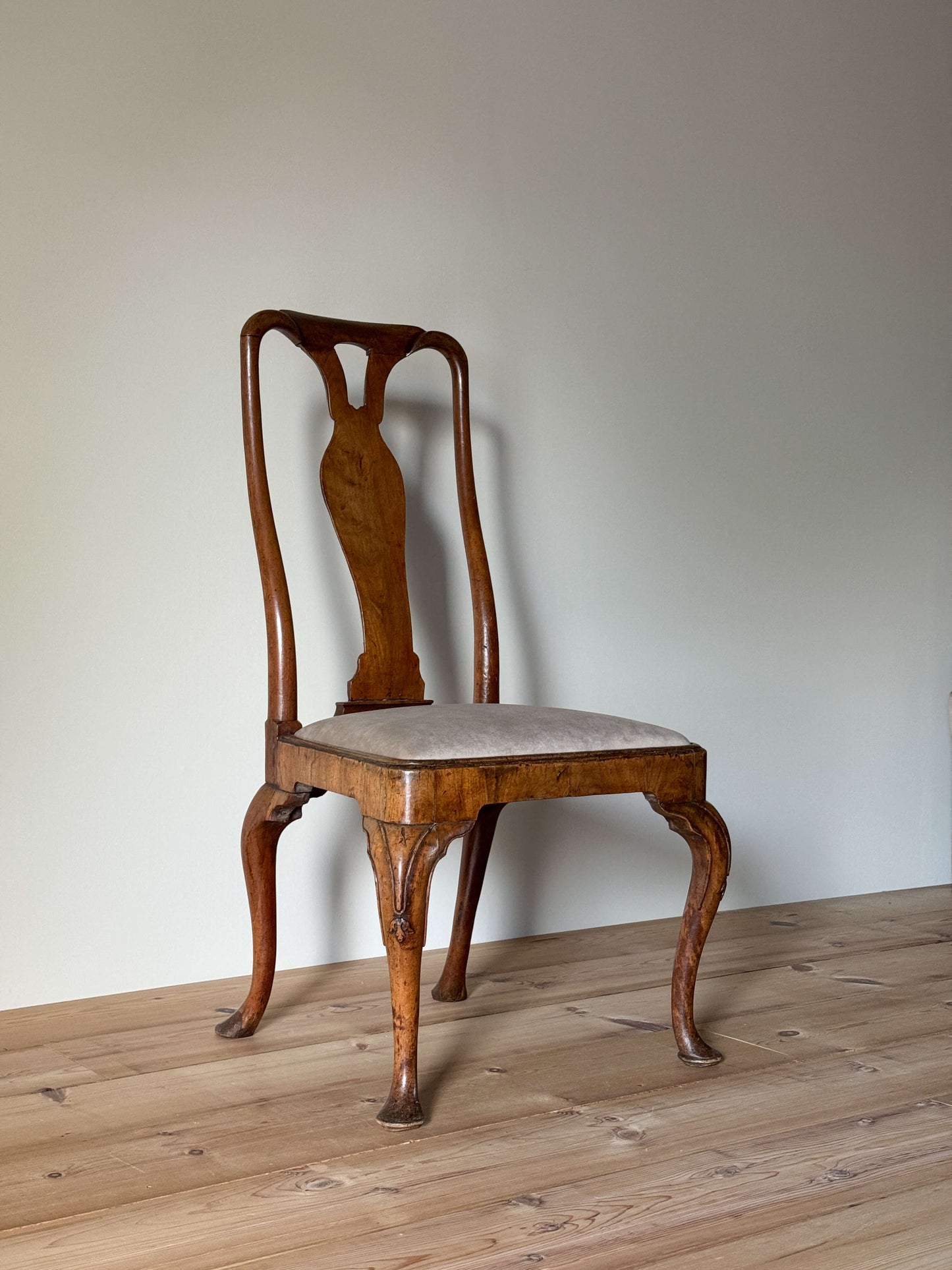 Georgian walnut occasional chair