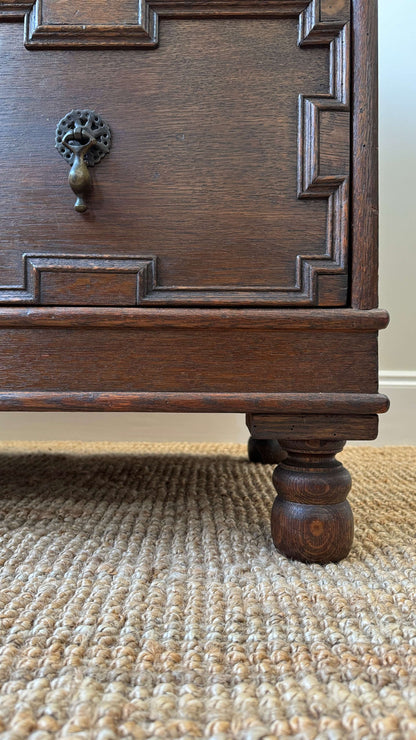 Early Georgian oak chest of drawers on bun feet