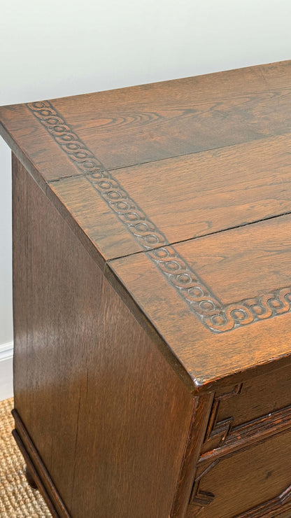 Early Georgian oak chest of drawers on bun feet