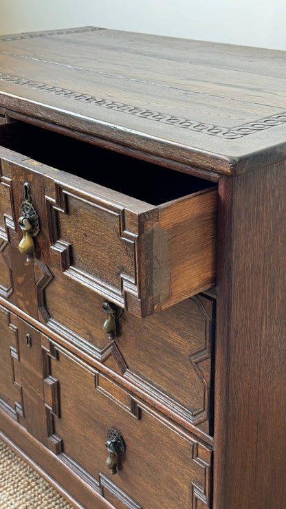 Early Georgian oak chest of drawers on bun feet