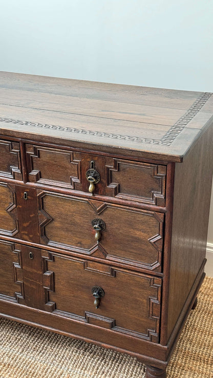 Early Georgian oak chest of drawers on bun feet