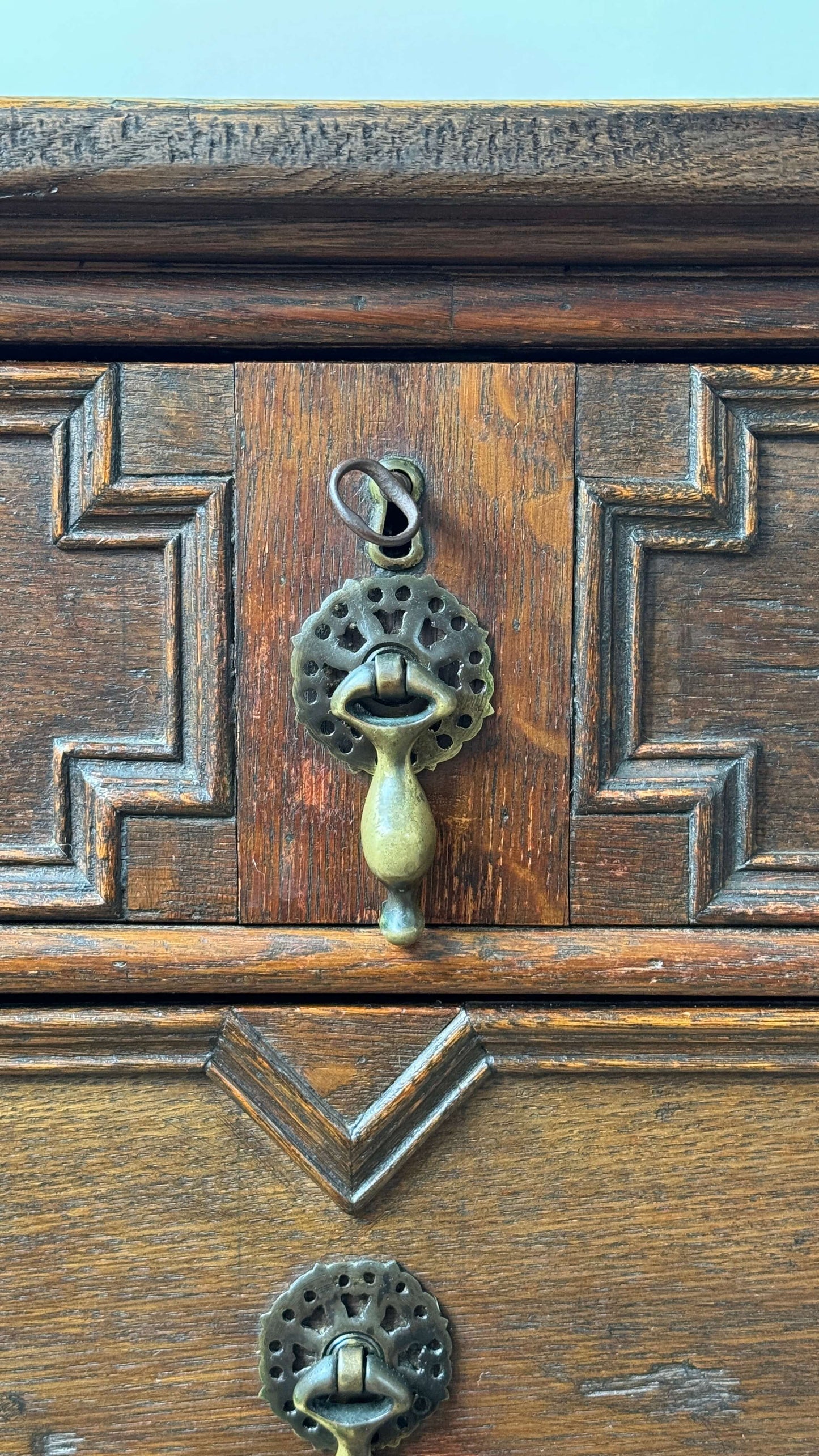 ON HOLD Early Georgian oak chest of drawers on bun feet