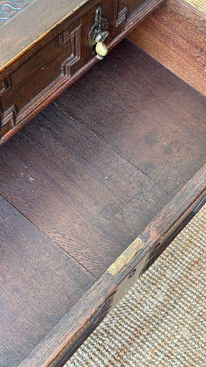 Early Georgian oak chest of drawers on bun feet