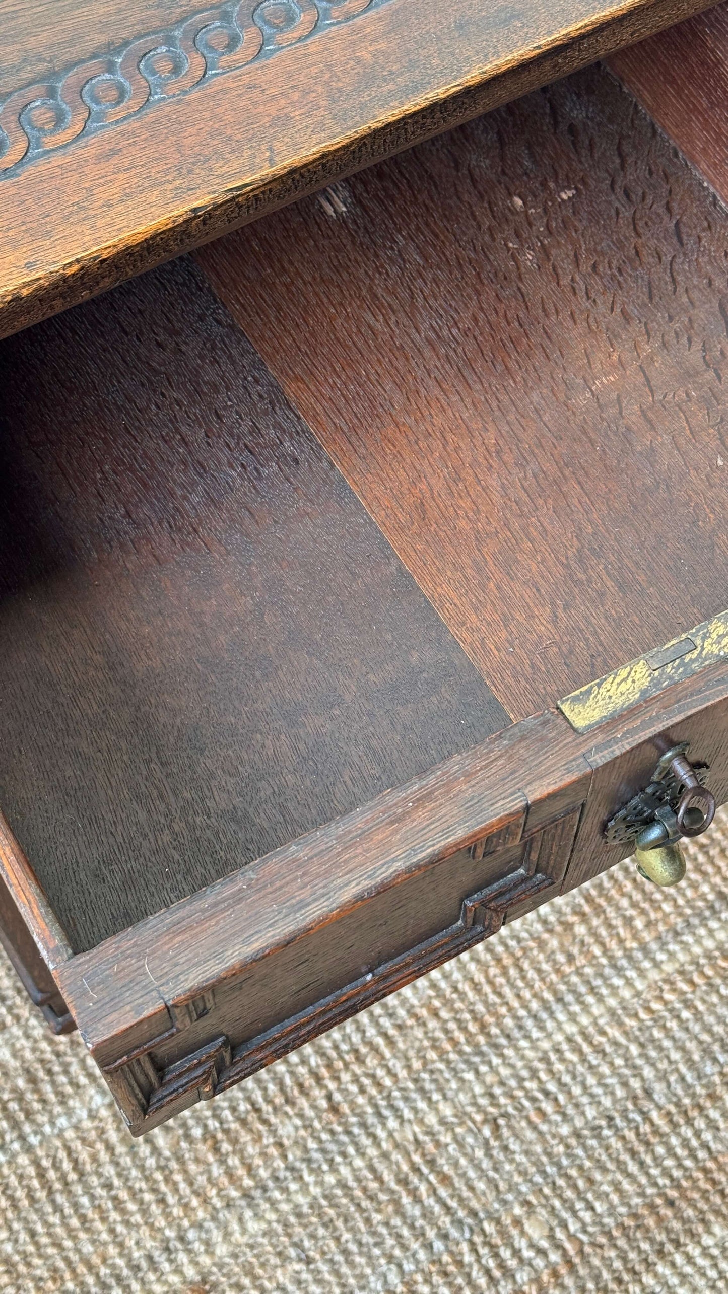 ON HOLD Early Georgian oak chest of drawers on bun feet