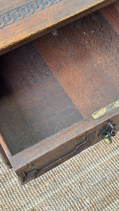 Early Georgian oak chest of drawers on bun feet