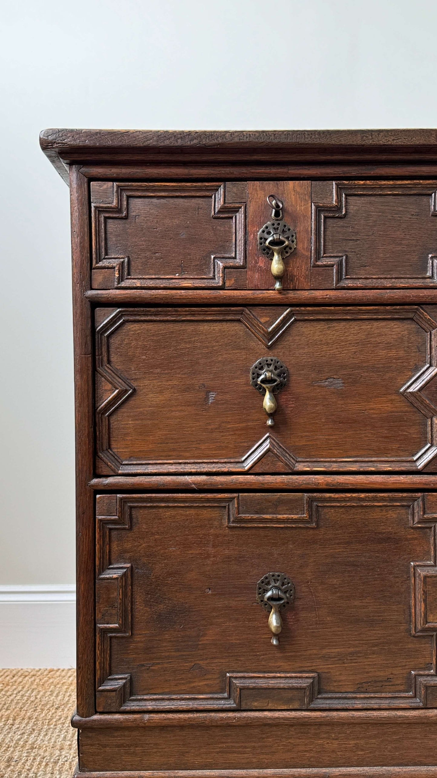 ON HOLD Early Georgian oak chest of drawers on bun feet