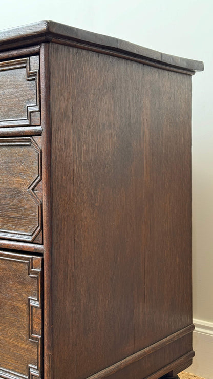 Early Georgian oak chest of drawers on bun feet